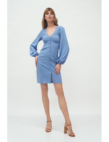 Une robe bleue avec un décolleté sous la poitrine 