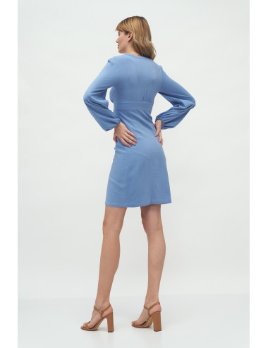 Une robe bleue avec un décolleté sous la poitrine 