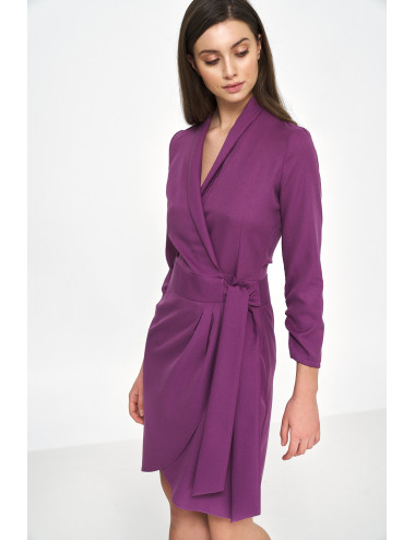 Robe violette avec un noeud à la taille 